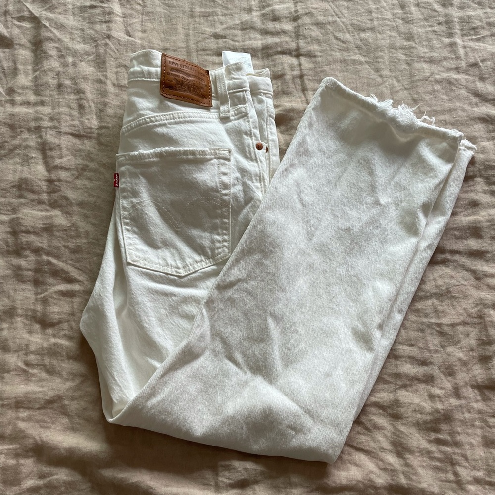 Cream/ white ribcage straight Levi’s size 28
